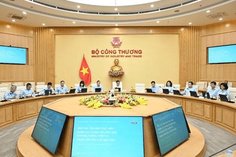 Minister of Industry and Trade Le Manh Hung works with Vietnam Chemicals Agency