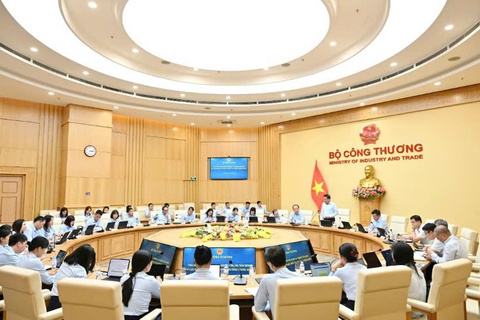 Minister of Industry and Trade Le Manh Hung works with Agency for Domestic Market Surveillance and Development