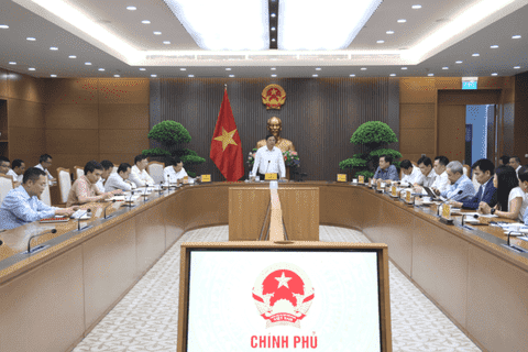 Permanent Deputy Prime Minister Pham Gia Tuc requests measures to ensure fuel supply, fuel quality and consumer rights during the transition to E10 gasoline.