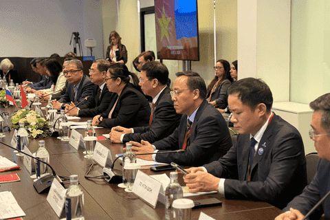 Deputy Minister Nguyen Hoang Long accompanies Standing Deputy Prime Minister Pham Gia Tuc to SPIEF 2026