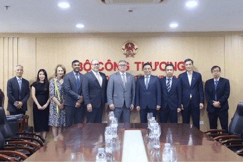 Minister Le Manh Hung holds working session with Chairman and Chief Executive Officer of Murphy Oil Corporation