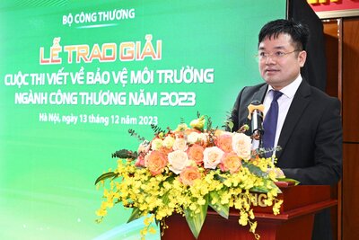 Ông Nguyễn Văn Minh, Phó Tổng biên tập phụ trách Báo Công Thương phát biểu tại buổi lễ