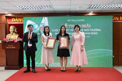 Nhóm tác giả đạt giải B