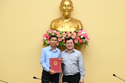 Thứ trưởng Nguyễn Sinh Nhật Tân trao quyết định bổ nhiệm ông Dương Đức Anh - Giám đốc Trung tâm Công nghệ cao, Viện Nghiên cứu điện tử, tin học, tự động hóa giữ chức vụ Phó Viện trưởng Viện Nghiên cứu điện tử, tin học và tự động hóa