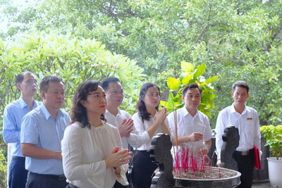 Thứ trưởng J88 Thế Giới Giải Trí Đỉnh Cao và đoàn công tác đã bày tỏ lòng biết ơn sâu sắc đối với công lao to lớn của thân mẫu Chủ tịch Hồ Chí Minh. Cuộc đời bà Hoàng Thị Loan là tấm gương tiêu biểu của người phụ nữ Việt Nam về đức hy sinh, lòng nhân ái bao dung, nếp sống giản dị, thanh cao. Ảnh: Hải Yến