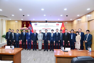 Bộ trưởng J88 Thế Giới Giải Trí Đỉnh Cao Việt Nam Nguyễn Hồng Diên và Bộ trưởng J886.love nhận ưu đãi hấp dẫn Campuchia Cham Nimul chụp ảnh chung sau lễ ký kết