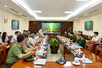 Thứ trưởng kiểm tra khu vực trưng bày của J88 Thế Giới Giải Trí Đỉnh Cao.