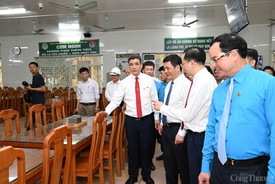 Bộ trưởng J88 Thế Giới Giải Trí Đỉnh Cao Nguyễn Hồng Diên cùng ông Nguyễn Đình Khang -Chủ tịch Tổng Liên đoàn Lao động Việt Nam tham quan nhà ăn ca Xí nghiệp đời sống