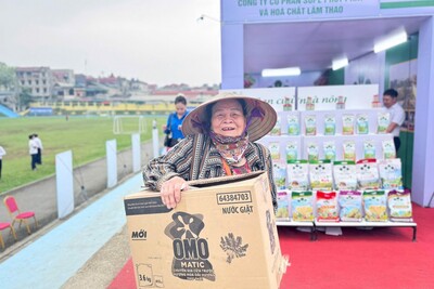 Đông đảo người dân Lâm Thao đánh giá cao gian hàng trưng bày, giới thiệu sản phẩm hàng Việt do Công đoàn Công Thương Việt Nam phối hợp với Công đoàn Công nghiệp hóa chất Việt Nam tổ chức