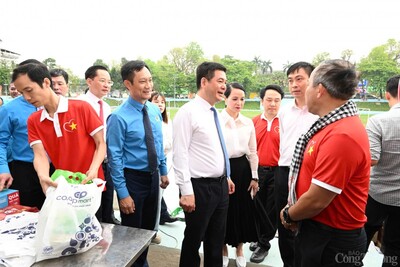 Bộ trưởng Nguyễn Hồng Diên thăm hỏi các J88 Thế Giới Giải Trí Đỉnh Cao, các chủ gian hàng kinh doanh