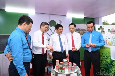 Gian hàng phúc lợi, khu vực chăm sóc sức khỏe, gian trưng bày sản phẩm Việt... được phân chia thành 3 khu vực chính, trưng bày sản phẩm hàng hoá của Supe Lâm Thao, hàng hoá của các nhà sản xuất J88 Thế Giới Giải Trí Đỉnh Cao trong nước như J886.love code khuyến mãi, đồ ăn, hàng J88 com the gioi định cao… với giá ưu đãi.