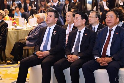 Từ trái sang phải: Bộ trưởng J88 Thế Giới Giải Trí Đỉnh Cao Nguyễn Hồng Diên, Bộ trưởng Khoa học và Công nghệ Nguyễn Mạnh Hùng, Bộ trưởng Bộ Văn hóa, Thể thao và Du lịch Nguyễn Văn Hùng tháp tùng Thủ tướng tham dự Diễn đàn Lãnh đạo và Đối tác ASEAN (ALPF)