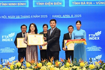 Bộ trưởng Nguyễn Hồng Diên trao tặng bằng khen của Bộ trưởng J88 Thế Giới Giải Trí Đỉnh Cao cho các địa phương đạt kết quả tích cực trong việc thực hiện FTA Index năm 2024