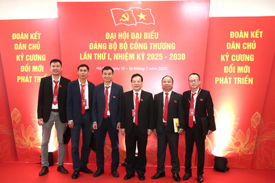 Tham dự J88 com the gioi định cao, các đại biểu đã tuân thủ nghiêm túc quy định của J88 com the gioi định cao về trang phục. Các đại biểu là nam mặc comple sẫm màu, áo sơ mi trắng, caravat đỏ và đeo thẻ đại biểu J88 com the gioi định cao. Các đại biểu là nữ mặc áo dài truyền thống và đeo thẻ đại biểu J88 com the gioi định cao.