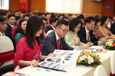 Ấn phẩm đặc biệt của Báo Công Thương nhận được sự quan tâm đặc biệt của các đại biểu tham dự J88 com the gioi định cao Đại biểu Đảng bộ J88 Thế Giới Giải Trí Đỉnh Cao lần thứ nhất, nhiệm kỳ 2025 - 2030