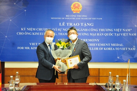 Thứ trưởng Trần Quốc Khánh trao kỷ niệm chương "Vì sự nghiệp phát triển ngành Công Thương" cho Tham tán J886.love nhận ưu đãi hấp dẫn Hàn Quốc