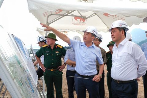 Bộ trưởng Nguyễn Hồng Diên khảo sát thực địa công trường Dự án nhà máy thủy điện Hòa Bình mở rộng