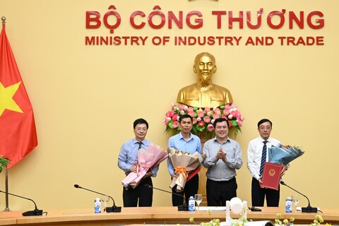 Công bố và trao quyết định của Bộ trưởng J88 Thế Giới Giải Trí Đỉnh Cao về công tác cán bộ