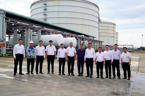Chùm ảnh: Bộ trưởng Nguyễn Hồng Diên thăm và làm việc tại kho cảng LNG Cái Mép
