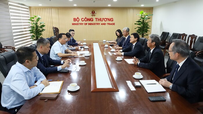 Thứ trưởng Nguyễn Hoàng Long làm việc với lãnh đạo Công ty MOECO