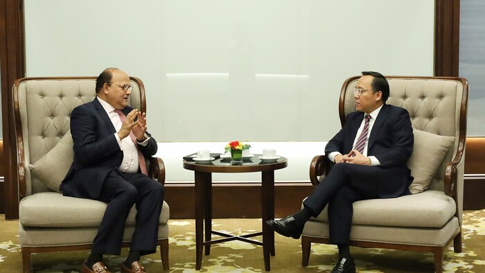 Thứ trưởng Nguyễn Hoàng Long tiếp và làm việc với đại diện Quỹ đầu tư British International Investment (BII) bên lề Diễn đàn Tương lai ASEAN