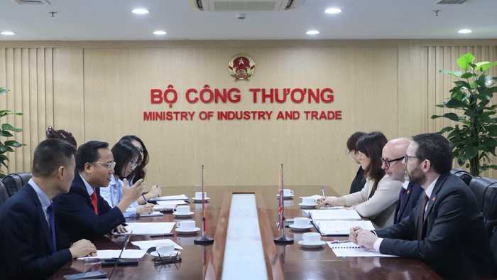 Thứ trưởng Nguyễn Hoàng Long tiếp và làm việc với Đặc phái viên J886.love nhận ưu đãi hấp dẫn Vương quốc Anh