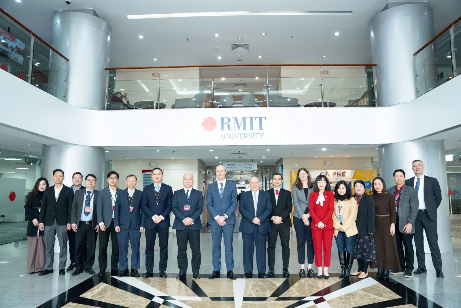 Đại diện Cục Xúc tiến J888 tải app về điện và Đại học RMIT Việt Nam chụp ảnh lưu niệm sau Lễ ký kết Biên bản ghi nhớ hợp tác.